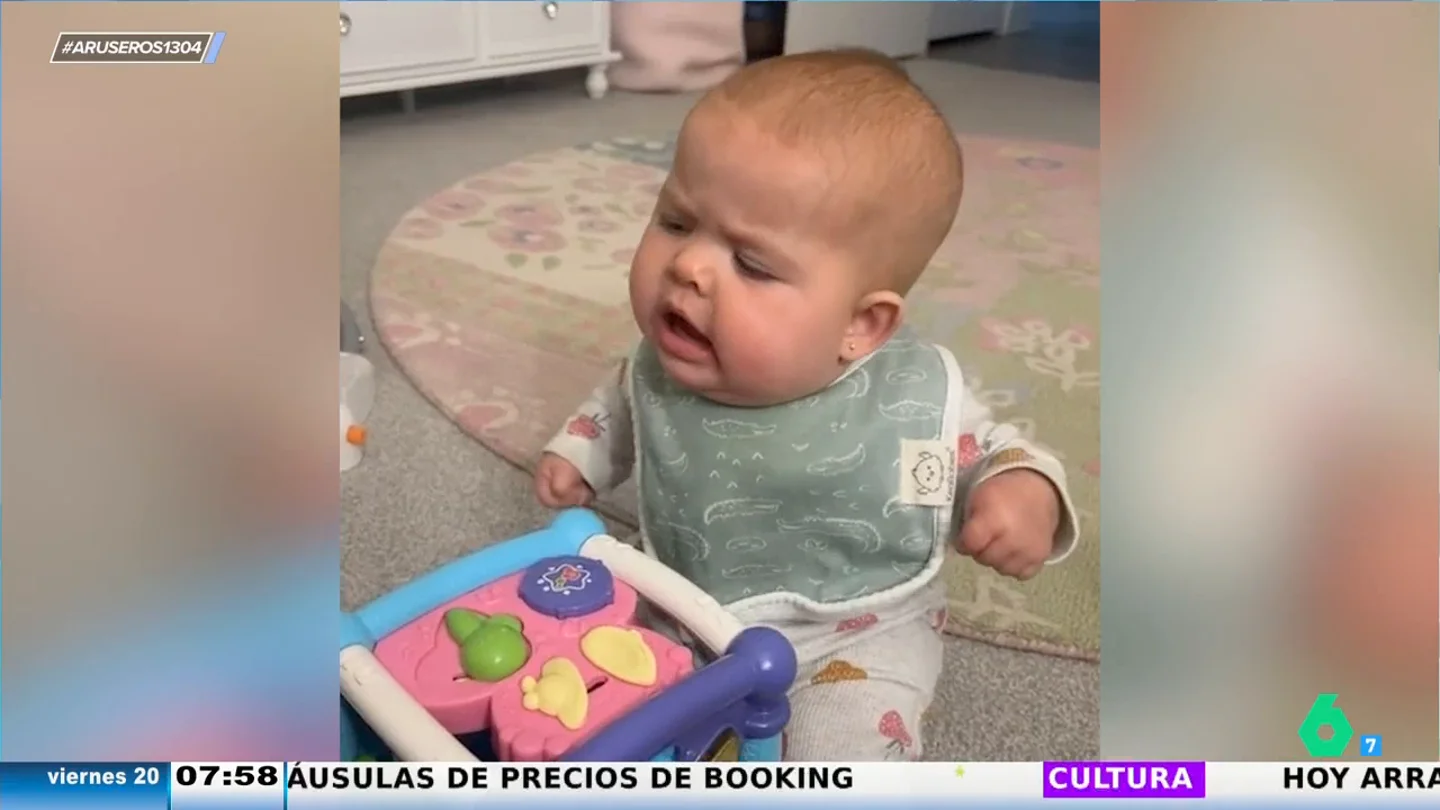 No sabe hablar pero se le entiende a las mil maravillas: así muestra un bebé a sus padres que se aburre No sabe hablar pero se le entiende a las mil maravillas: así muestra un bebé a sus padres que se aburre