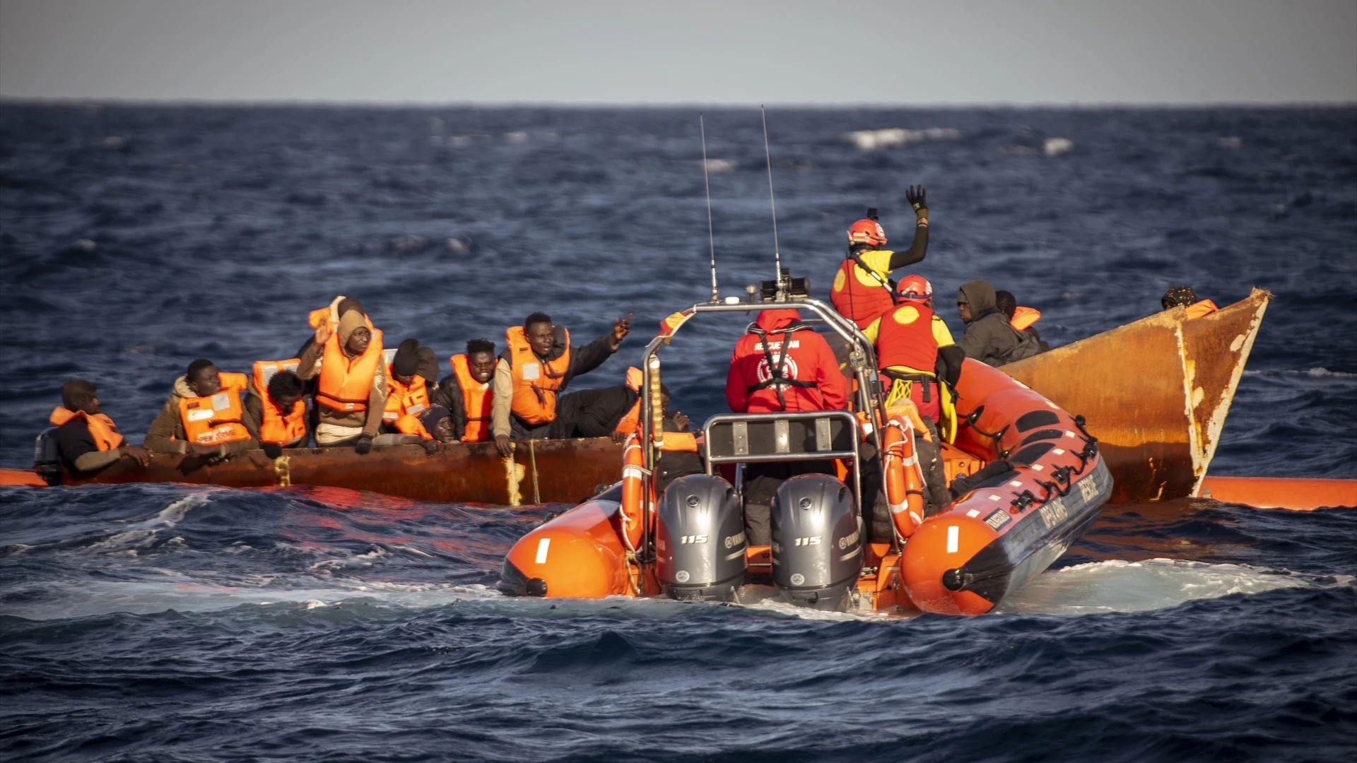 Voluntarios de Open Armas rescatan a varios migrantes en un cayuco, a 3 de enero de 2024, en el Mar Mediterráneo