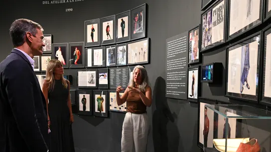 Pedro Sánchez y Begoña Gómez visitan la exposición 'Pedro del Hierro. Del maestro a la marca' Pedro Sánchez y Begoña Gómez visitando la exposición 'Pedro del Hierro. Del maestro a la marca' en el Museo Lázaro Galdiano de Madrid.