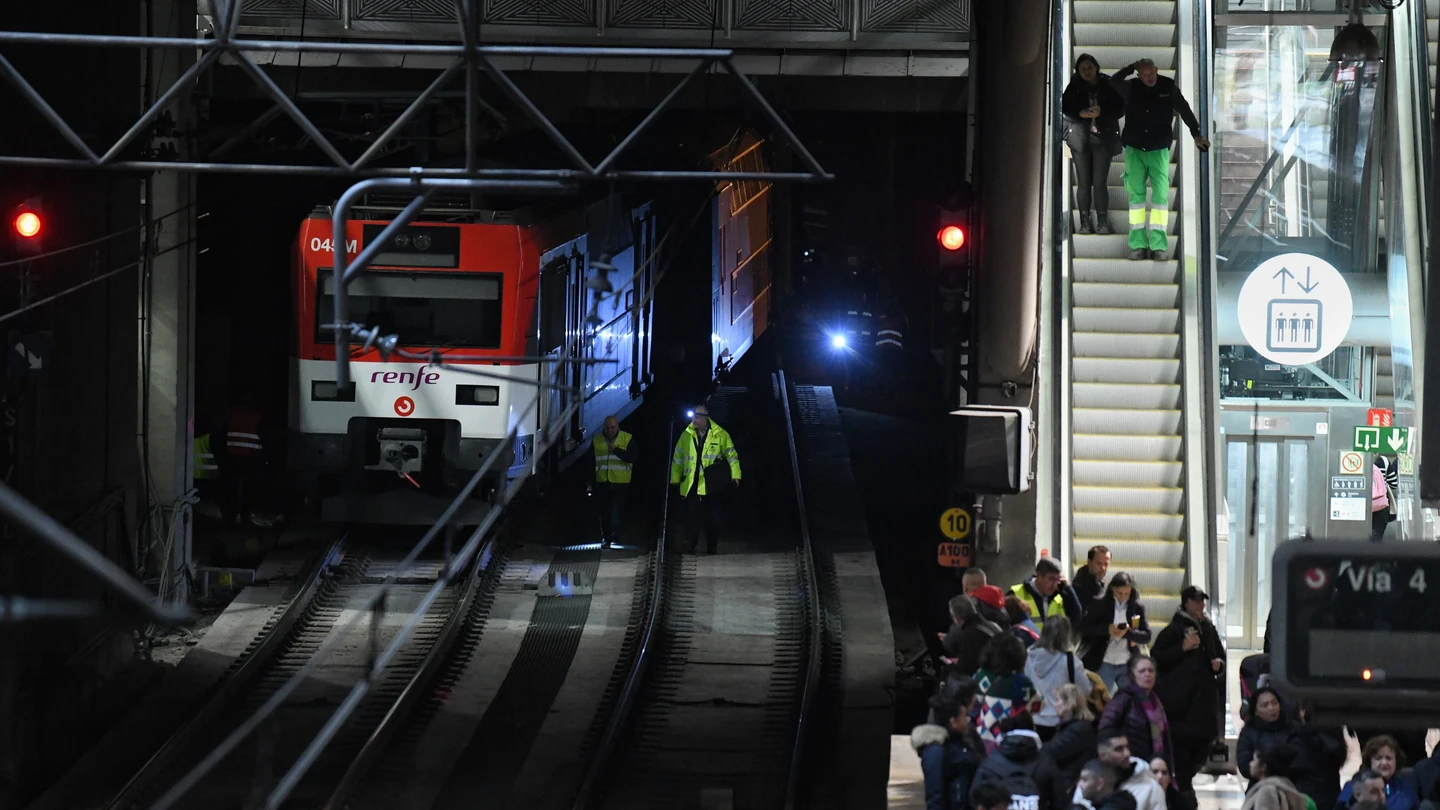Un tren descarrilado en la estación de Puerta de Atocha-Almudena Grandes, a 5 de diciembre de 2023, en Madrid (España). Un tren descarrilado en la estación de Puerta de Atocha-Almudena Grandes, a 5 de diciembre de 2023, en Madrid (España).