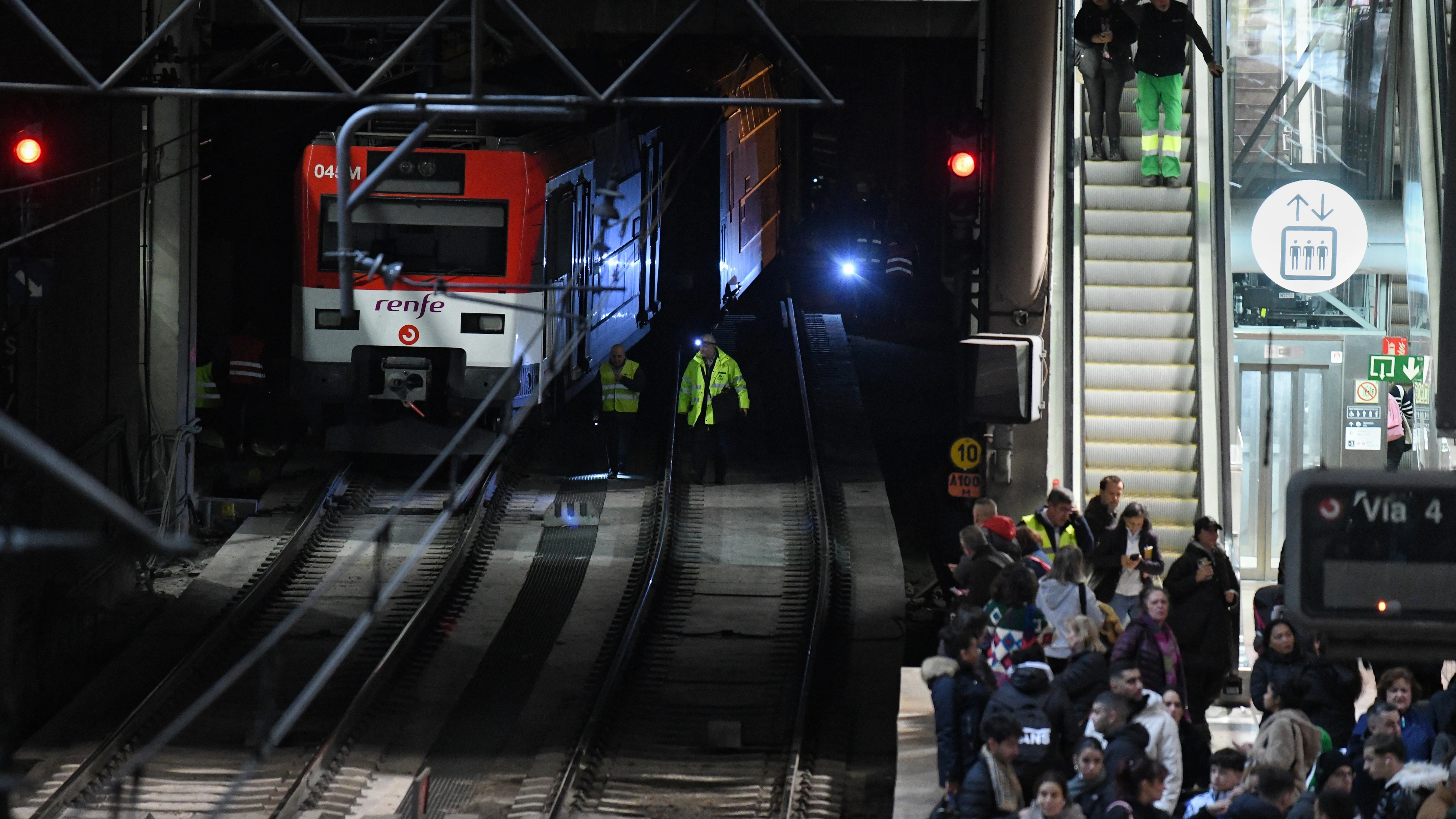 Un tren descarrilado en la estación de Puerta de Atocha-Almudena Grandes, a 5 de diciembre de 2023, en Madrid (España).