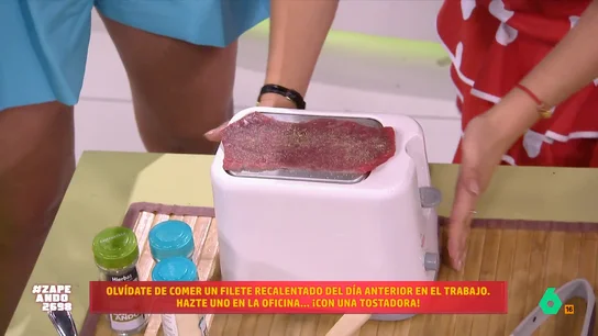 Los trucos de Jiaping para cocinar la comida en la oficina: desde un filete al tostador al huevo en un microondas ¿Estás harto de comerte el táper recalentado en la oficina? En este vídeo Jiaping cocina un filete con huevo frito y un delicioso postre de vainilla y fresa con instrumentos tan accesibles como el tostador o un microondas.