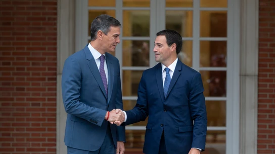 El presidente del Gobierno, Pedro Sánchez, recibe en Moncloa al lehendakari del PNV, Imanol Pradales. El presidente del Gobierno, Pedro Sánchez, recibe en Moncloa al lehendakari del PNV, Imanol Pradales.