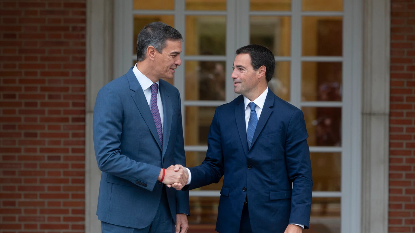 El presidente del Gobierno, Pedro Sánchez, recibe en Moncloa al lehendakari del PNV, Imanol Pradales. El presidente del Gobierno, Pedro Sánchez, recibe en Moncloa al lehendakari del PNV, Imanol Pradales.