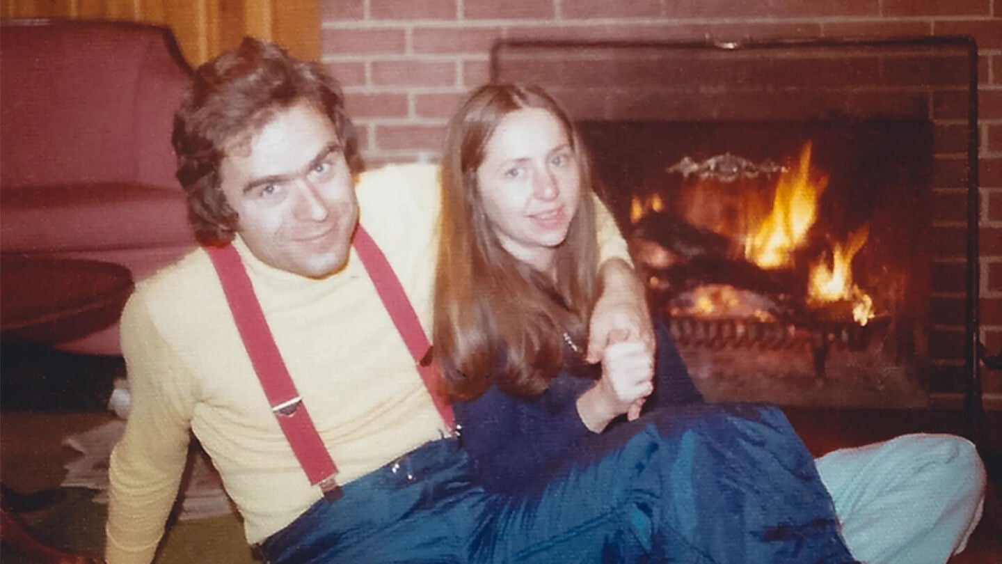 Ted Bundy junto a su pareja Elizabeth Kendall