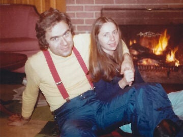 Ted Bundy junto a su pareja Elizabeth Kendall