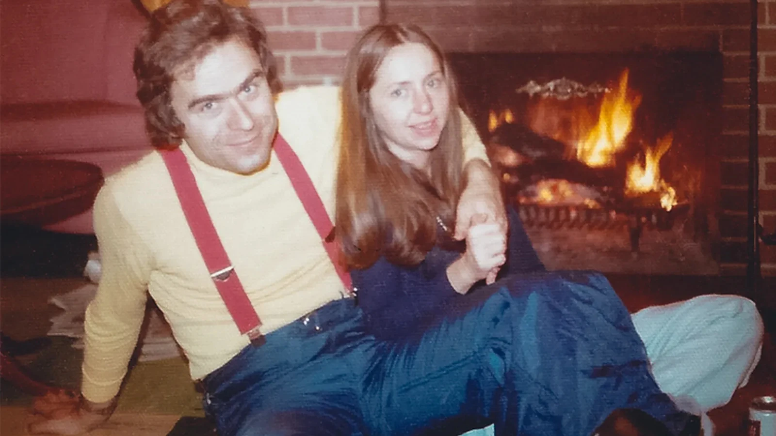 Ted Bundy junto a su pareja Elizabeth Kendall