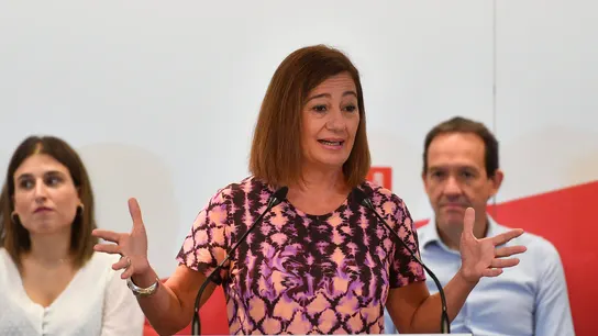 Armengol tacha de "insolidario" al PP y anima a los socialistas a debatir sobre el federalismo La presidenta del Congreso, Francina Armengol, durante un discurso en Baleares