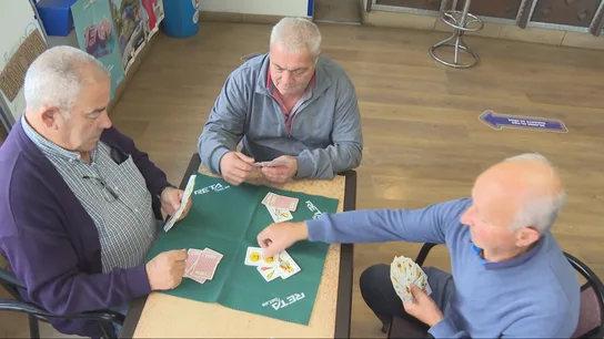 Tres personas jugando a las cartas Tres personas jugando a las cartas
