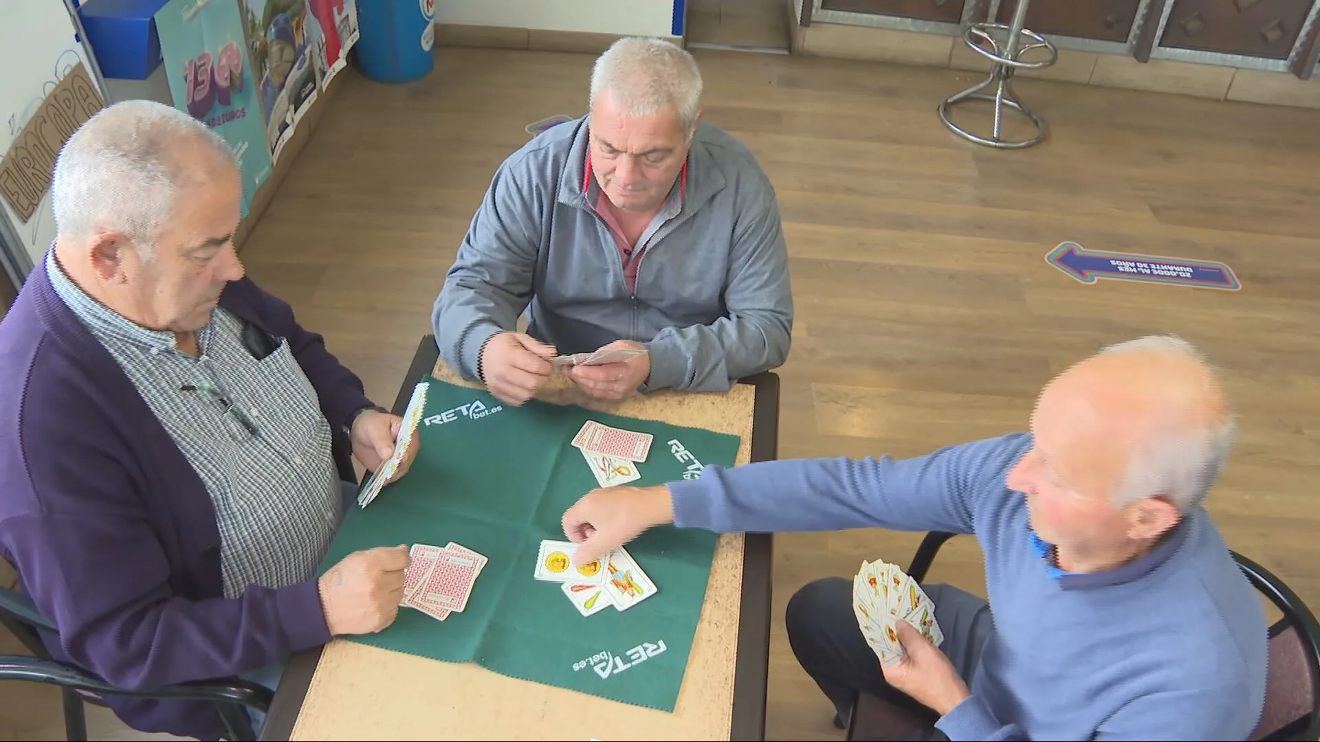 Tres personas jugando a las cartas