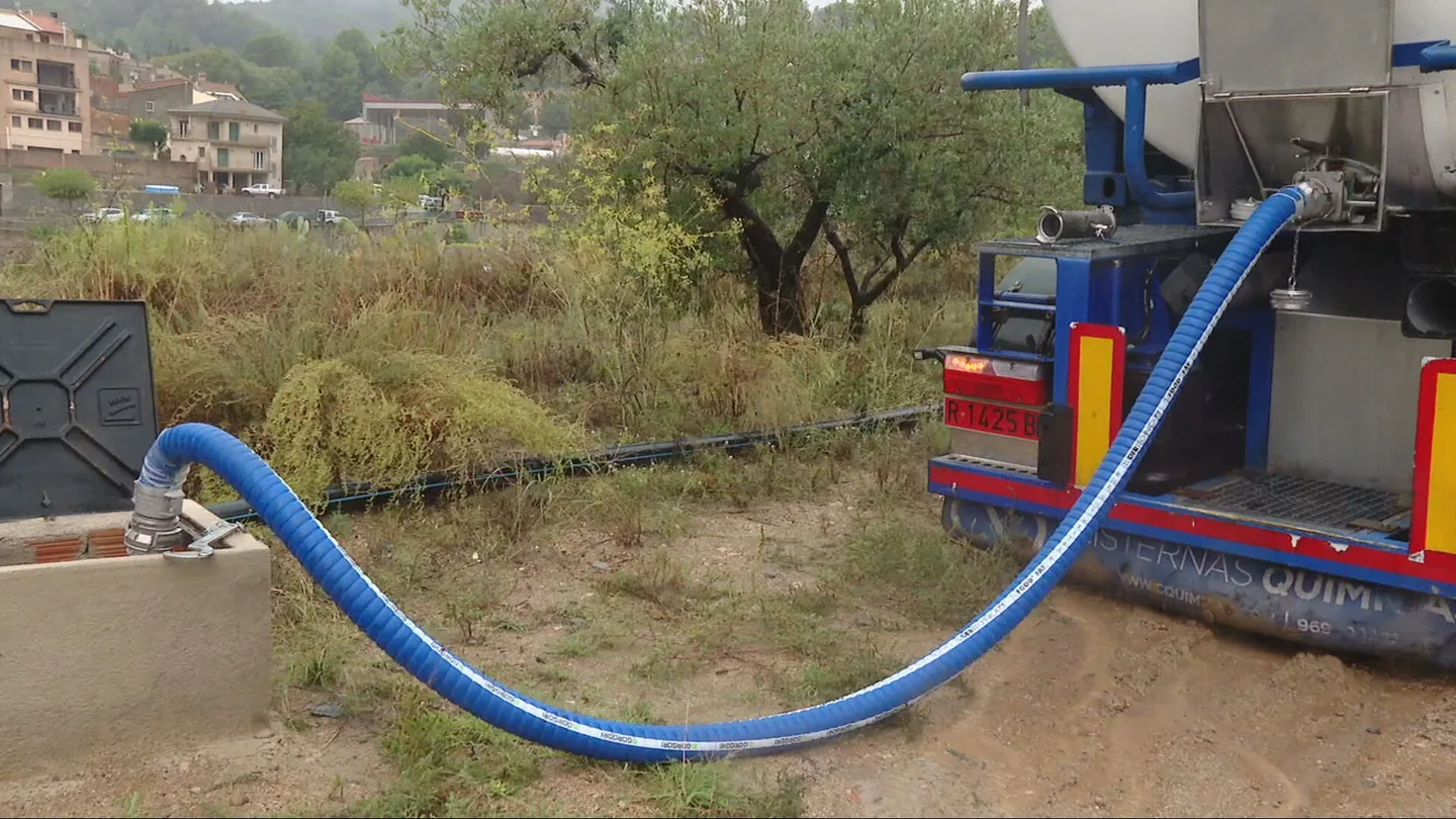 Riudecanyes, el pueblo 'sin agua' que sobrevive gracias a un camión cisterna Riudecanyes, el pueblo 'sin agua' que sobrevive gracias a un camión cisterna