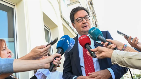 Óscar López afirma que será el PSOE "el que confirme o no las reuniones que se produzcan con Junts y dé cuenta de ellas". El ministro de Transformación Digital y la Función Pública, Óscar López, comparece ante los medios en Donosti