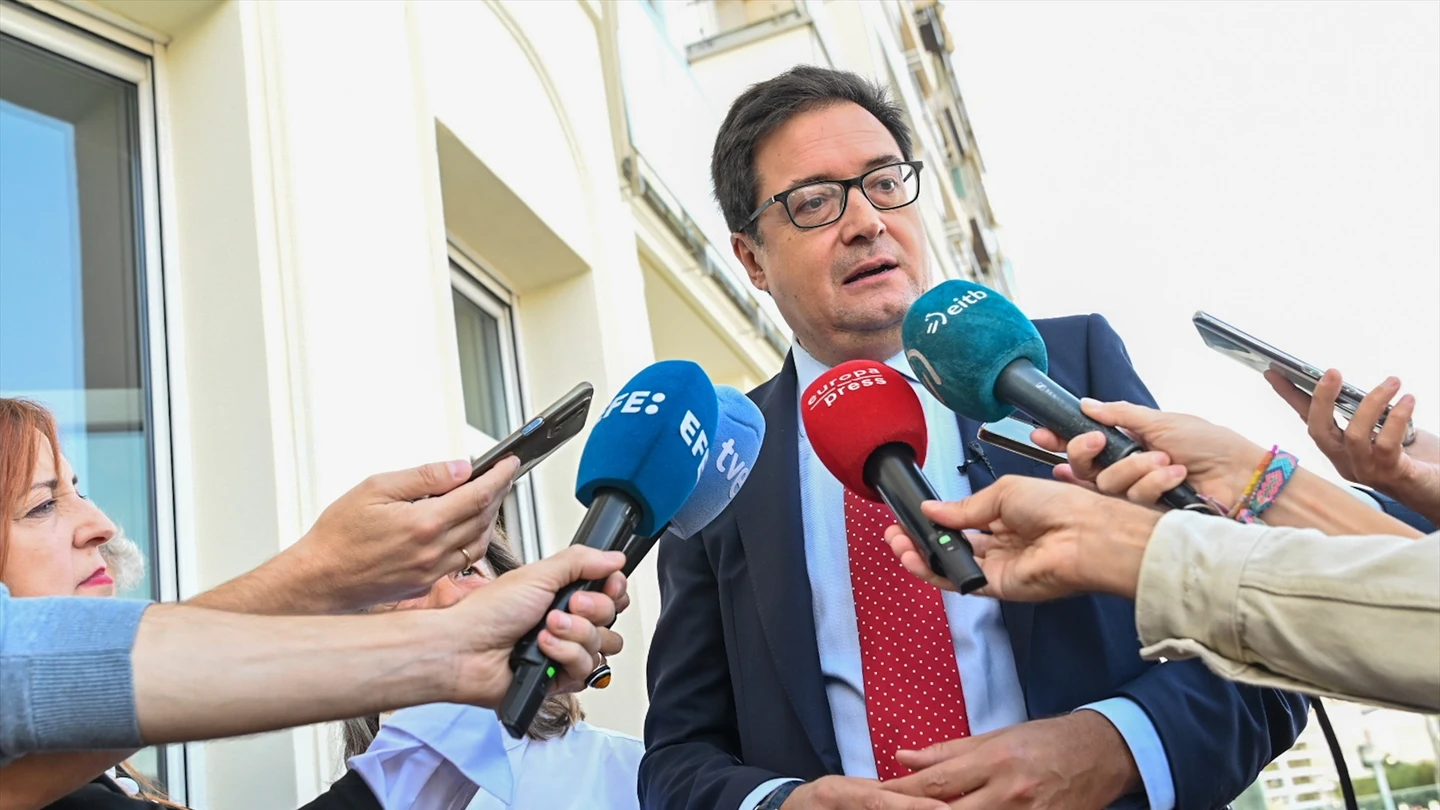 Óscar López afirma que será el PSOE "el que confirme o no las reuniones que se produzcan con Junts y dé cuenta de ellas". El ministro de Transformación Digital y la Función Pública, Óscar López, comparece ante los medios en Donosti