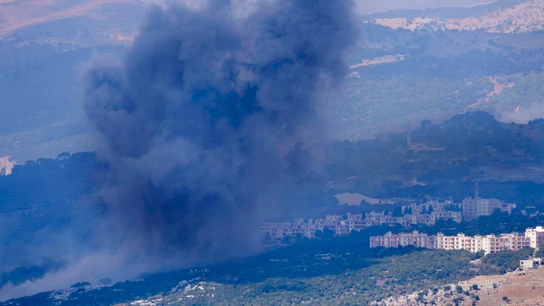 Humo negro en la montaña de Mahmoudieh, en el sur de Líbano Humo negro en la montaña de Mahmoudieh, en el sur de Líbano