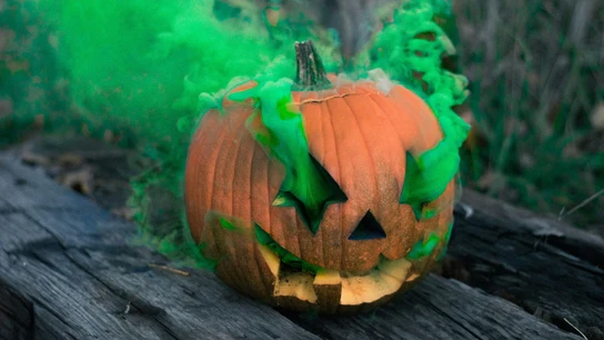 Una calabaza tallada de Halloween, que echa un enigmático humo verde. Una calabaza tallada de Halloween, que echa un enigmático humo verde.