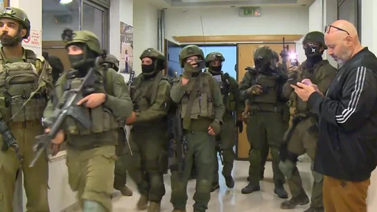 El ejército de Israel irrumpe en las oficinas de Al Jazeera en Ramala y ordena su cierre durante 45 días El ejército de Israel irrumpe en las oficinas de Al Jazeera en Ramala y ordena su cierre durante 45 días