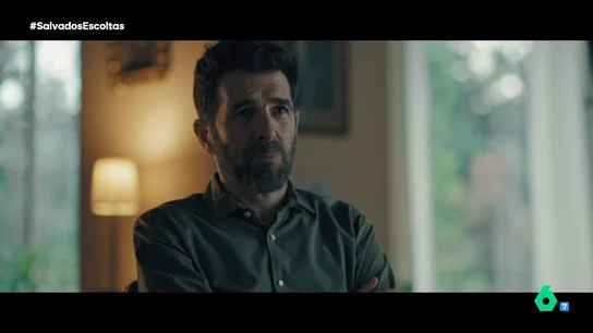 Gonzo ata cabos al oír la historia del abuso de un político a sus escoltas: "Este es el líder de un partido en España" "Cogía a los compañeros para una tertulia de televisión en Madrid y se volvía a Vitoria a las 3 de la mañana", explica el escolta Manuel Jiménez en este vídeo de Salvados donde Gonzo descubre qué político está detrás de esta historia.