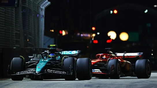 Fernando Alonso, por delante de un Ferrari Fernando Alonso, por delante de un Ferrari