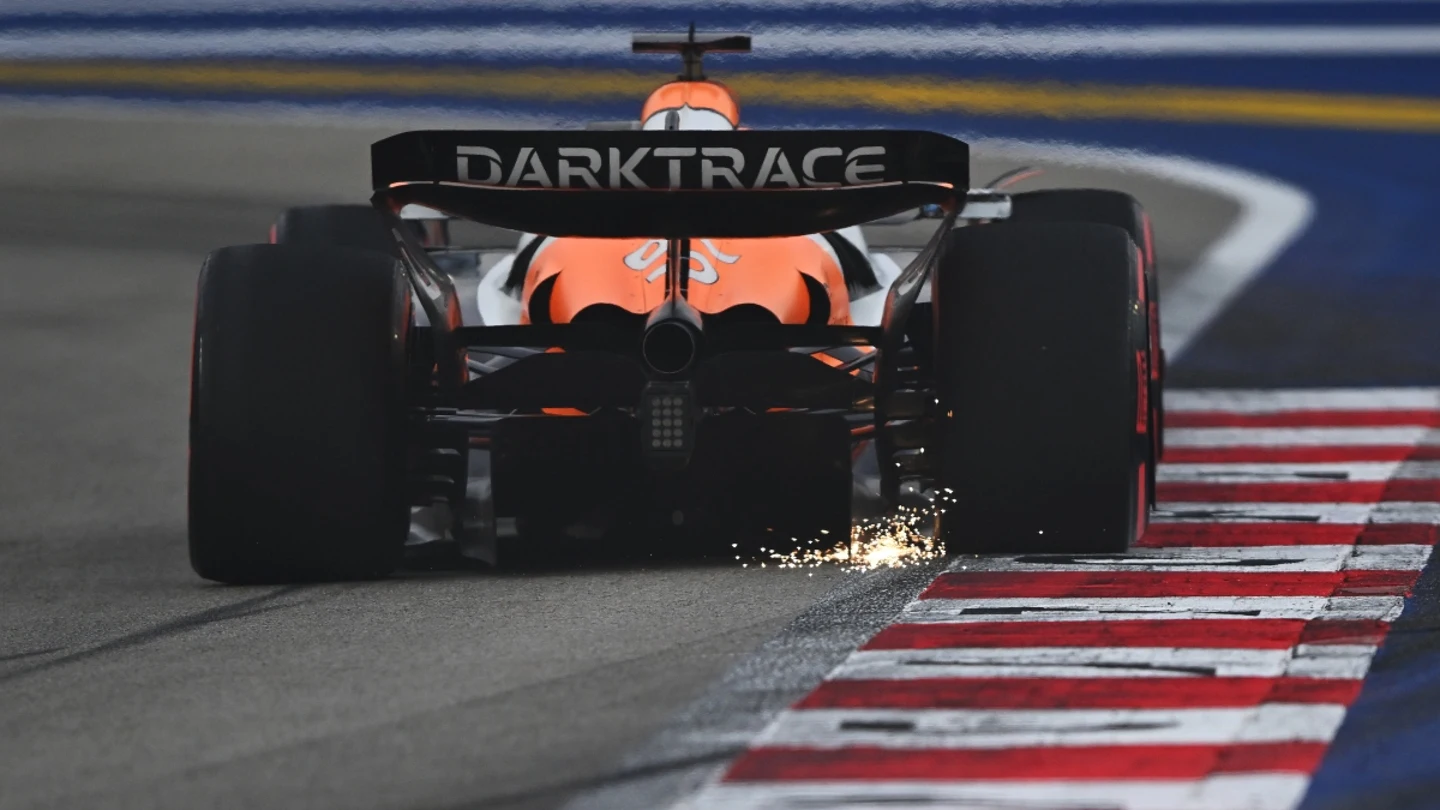 El alerón trasero del McLaren El alerón trasero del McLaren