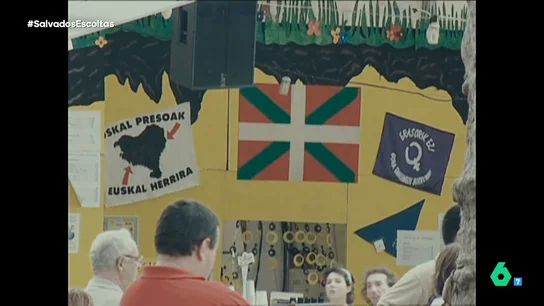 Un escolta, sobre su protegido amenazado por ETA: "Entraba a las herriko tabernas a cantar el cara al sol" Visitas a amantes, confrontaciones con la izquierda abertzale, incursiones en herriko tabernas para "calentar al personal". Escoltas de personas amenazadas por ETA explican en este vídeo que sus protegidos a veces eran los que generaban situaciones de peligro.