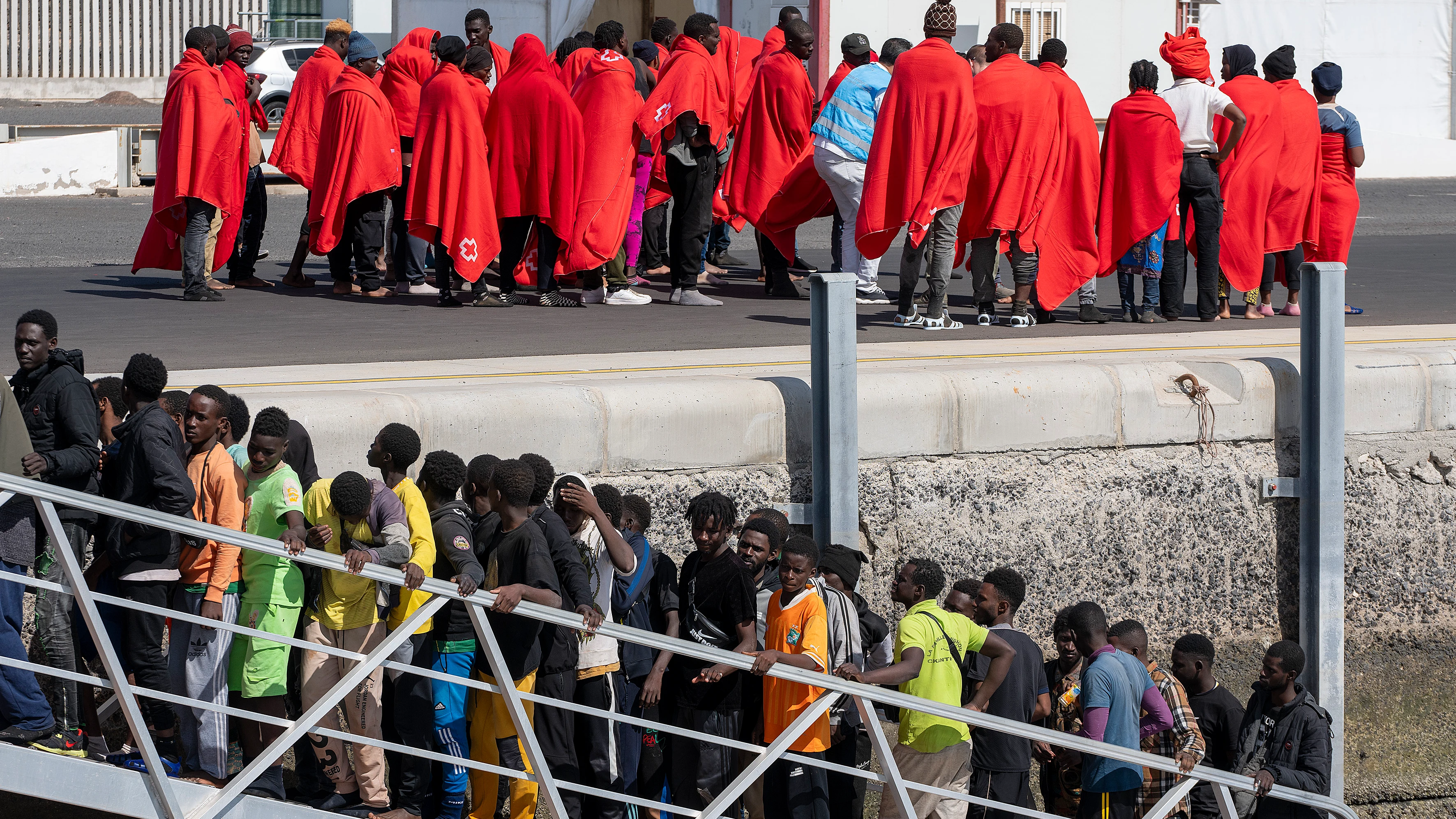La Salvamar Al Nair rescata a unas 121 personas de origen subsahariano cuando viajaban en dos embarcaciones próximas a Lanzarote