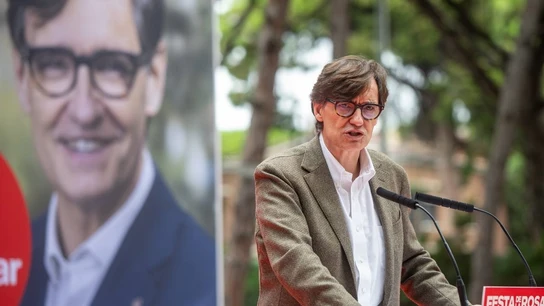 Illa defiende un Govern "para todos" y no aceptará "lecciones de aquellos que bajando los impuestos, reclaman más recursos" Illa en su discurso en Gava durante la Fiesta dela Rosa