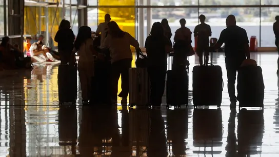 Los activistas saharauis retenidos en Barajas inician una huelga de hambre para denunciar las condiciones de "insalubridad" en las que viven Activistas retenidos en Barajas