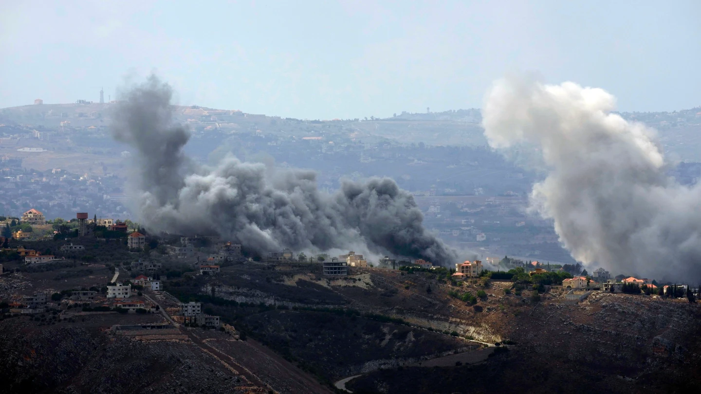 Ataques aéreos israelíes en la aldea de Taybeh, visto desde la ciudad sureña de Marjayoun, Líbano, el lunes 23 de septiembre de 2024. Ataques aéreos israelíes en la aldea de Taybeh, visto desde la ciudad sureña de Marjayoun, Líbano, el lunes 23 de septiembre de 2024.