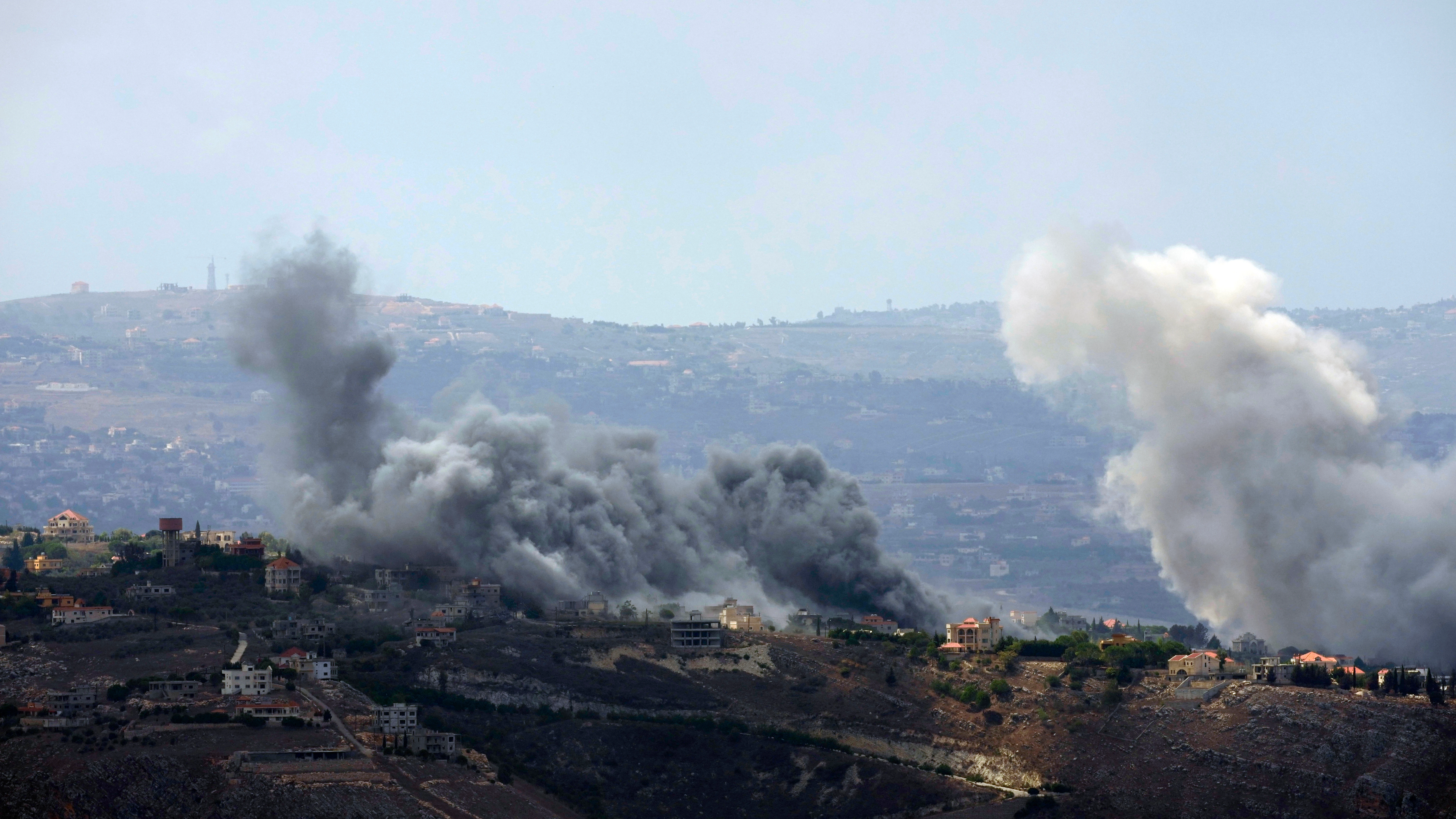 Ataques aéreos israelíes en la aldea de Taybeh, visto desde la ciudad sureña de Marjayoun, Líbano, el lunes 23 de septiembre de 2024.