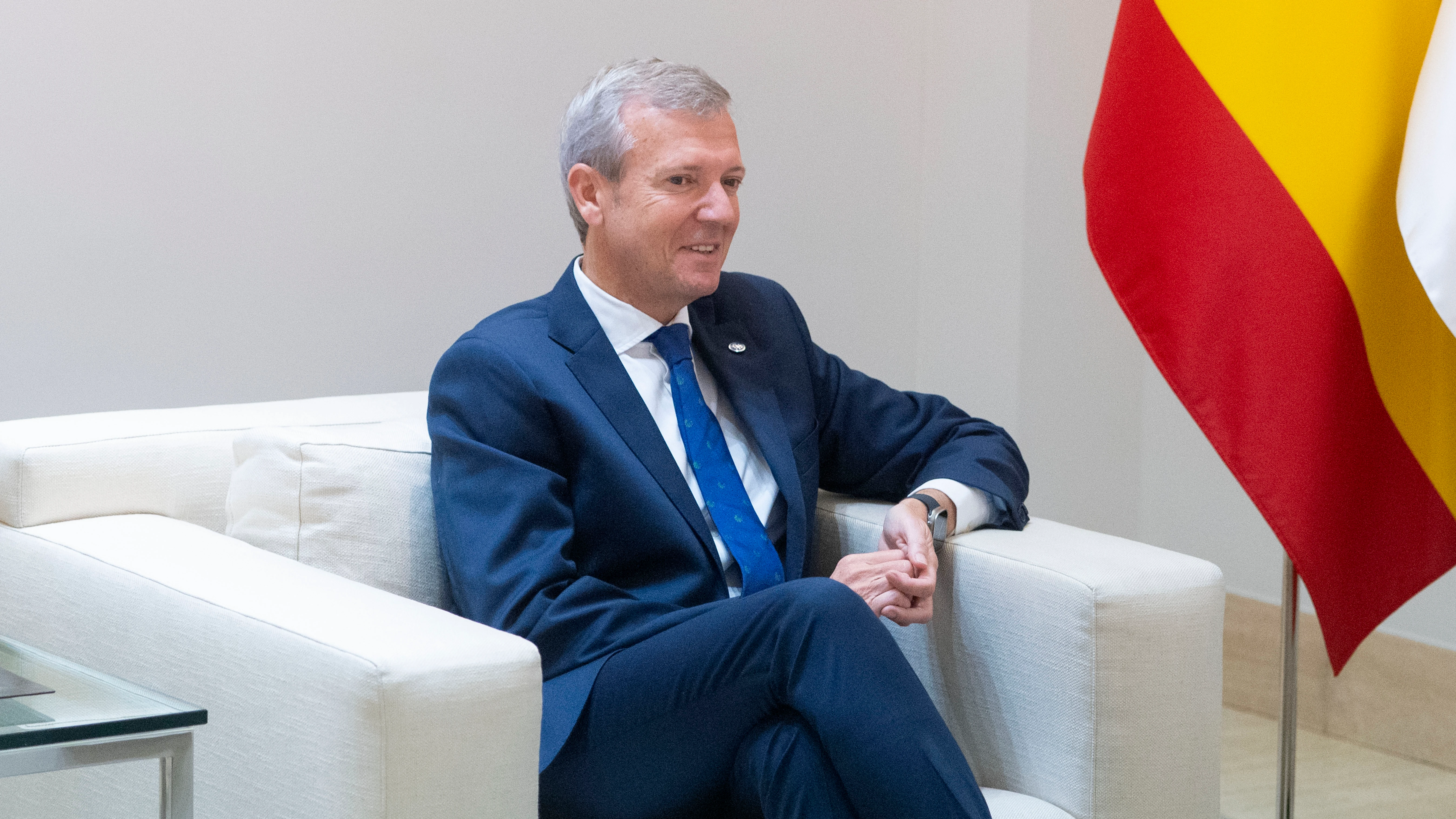 El presidente de la Xunta de Galicia, Alfonso Rueda, este viernes momentos antes de encontrarse con el presidente del Gobierno, Pedro Sánchez.