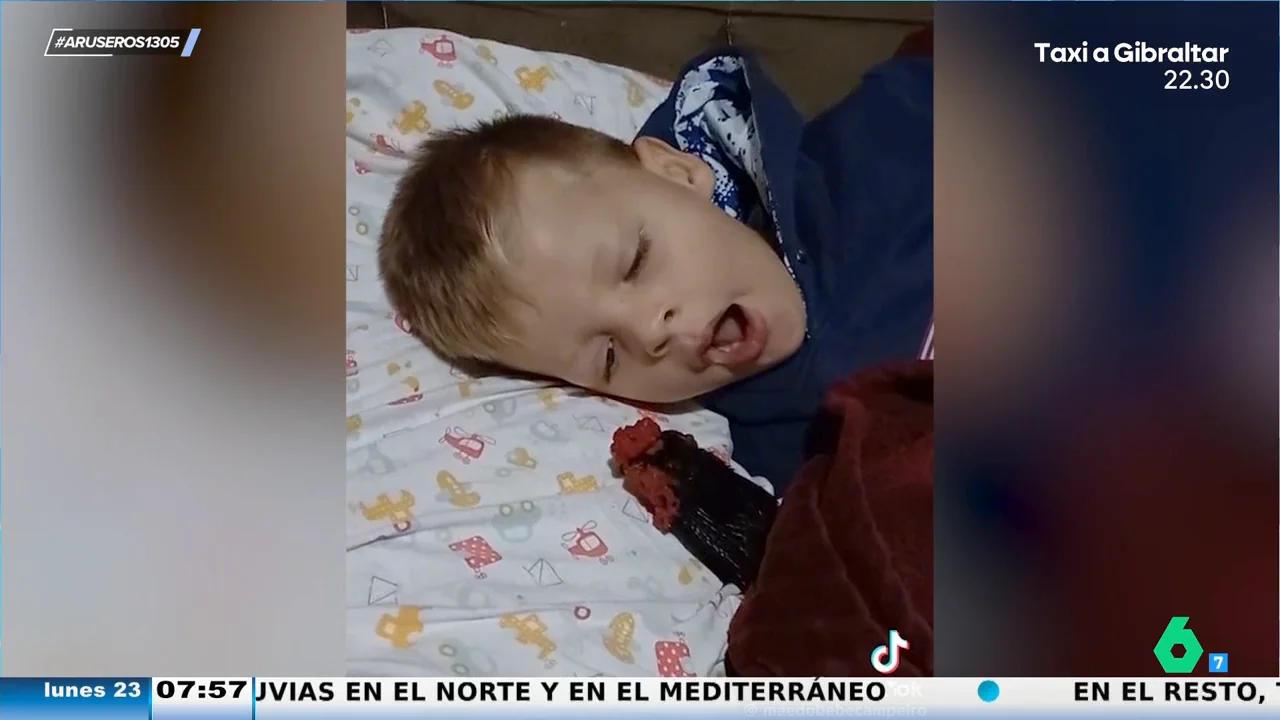 Un niño y una gallina protagonizan un tierno vídeo en el que se les puede ver durmiendo abrazados