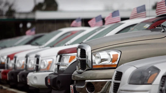 Vehículos aparcados en un parking en Estados Unidos Vehículos aparcados en un parking en Estados Unidos