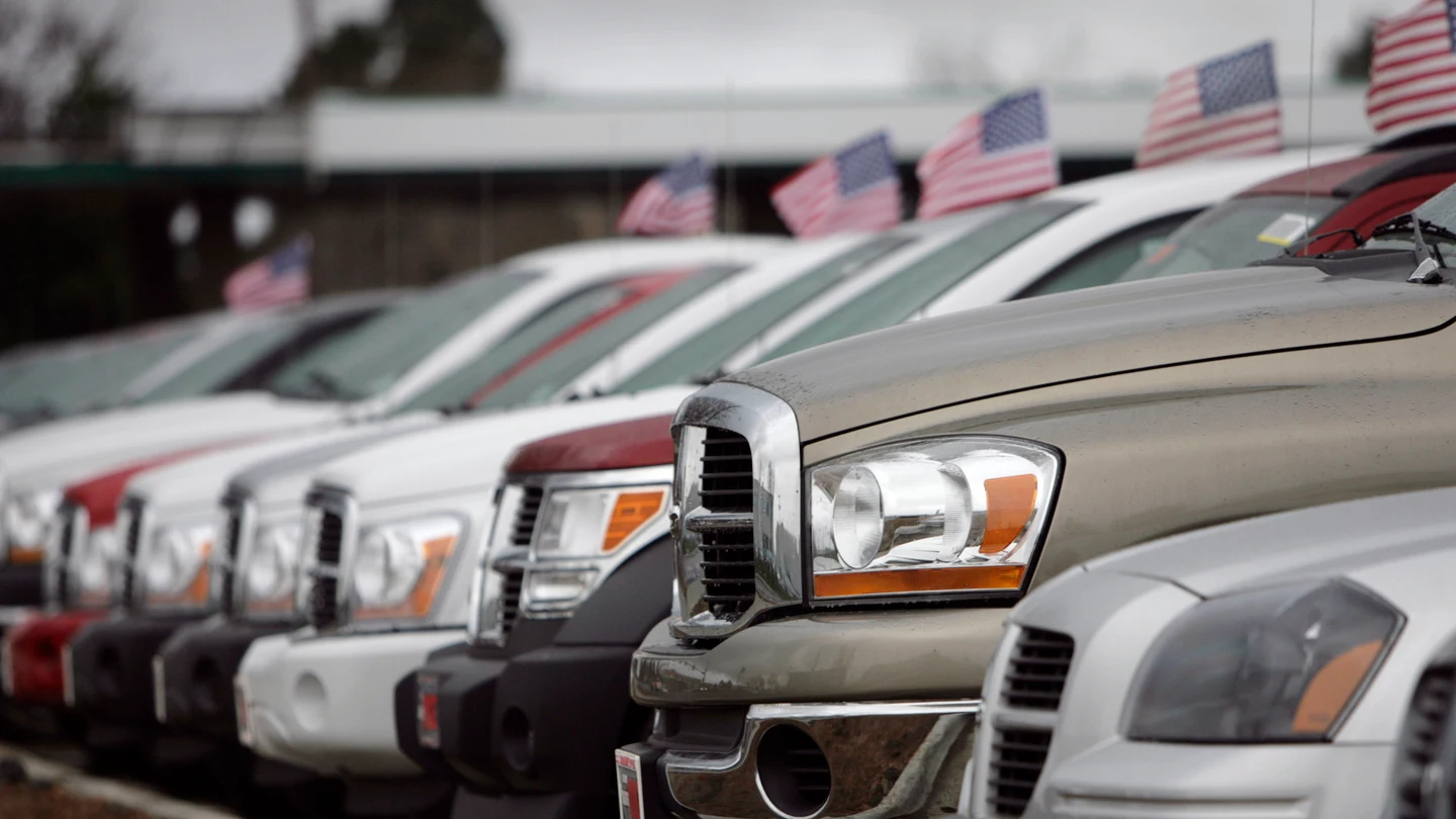 Vehículos aparcados en un parking en Estados Unidos Vehículos aparcados en un parking en Estados Unidos
