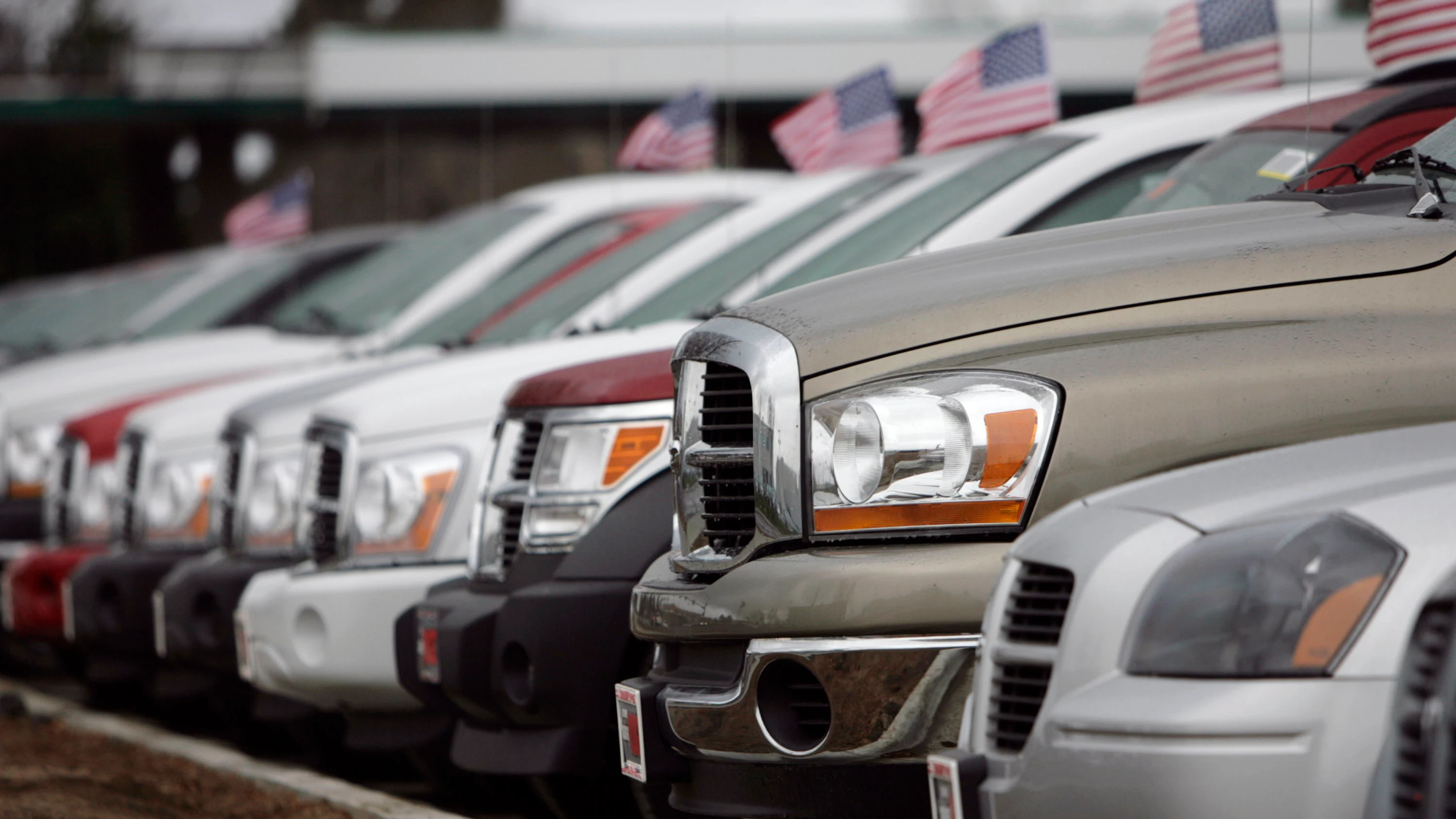 Vehículos aparcados en un parking en Estados Unidos