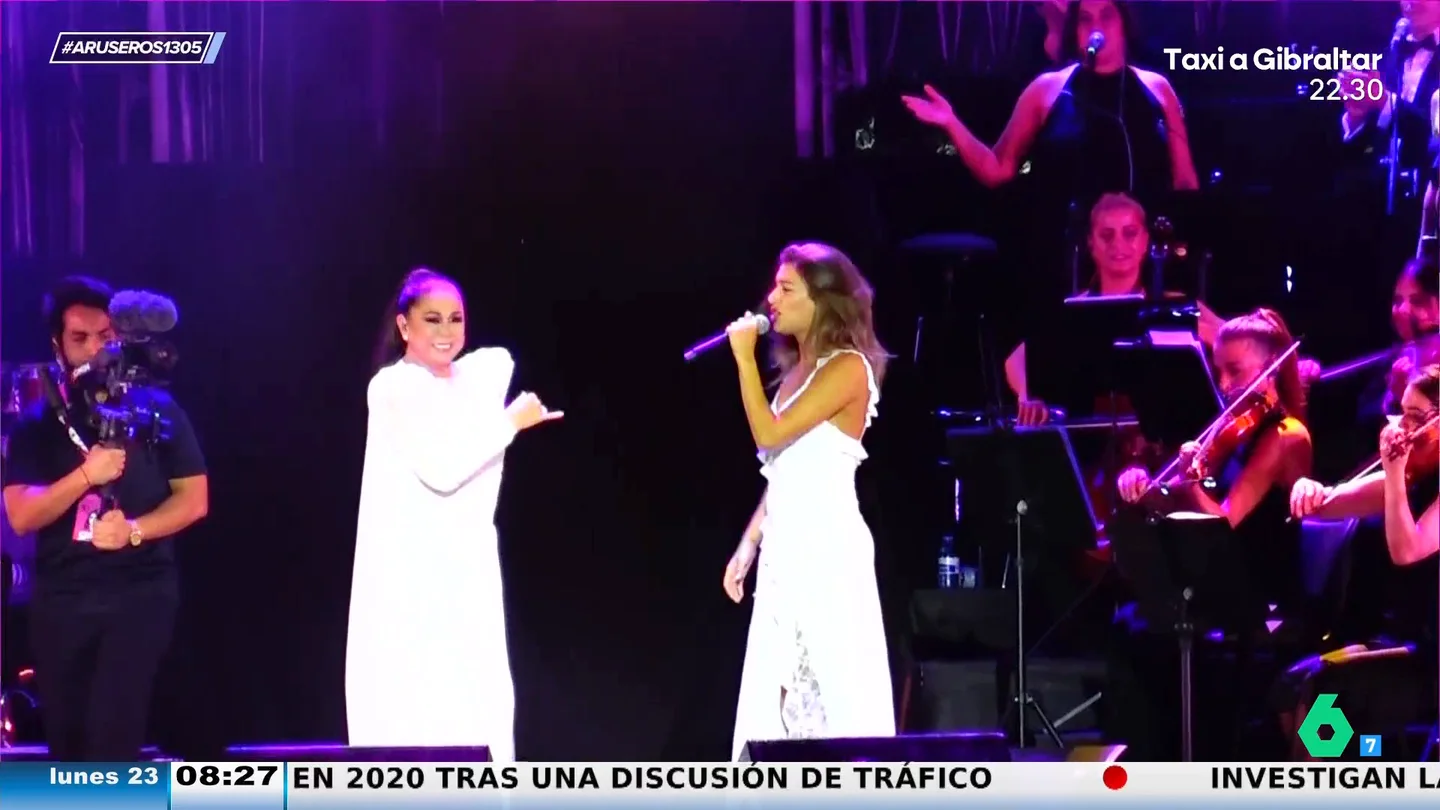 Isabel Pantoja y Ana Guerra eclipsan vestidas de blanco cantando juntas en su concierto en Tenerife Isabel Pantoja y Ana Guerra eclipsan vestidas de blanco cantando juntas en su concierto en Tenerife