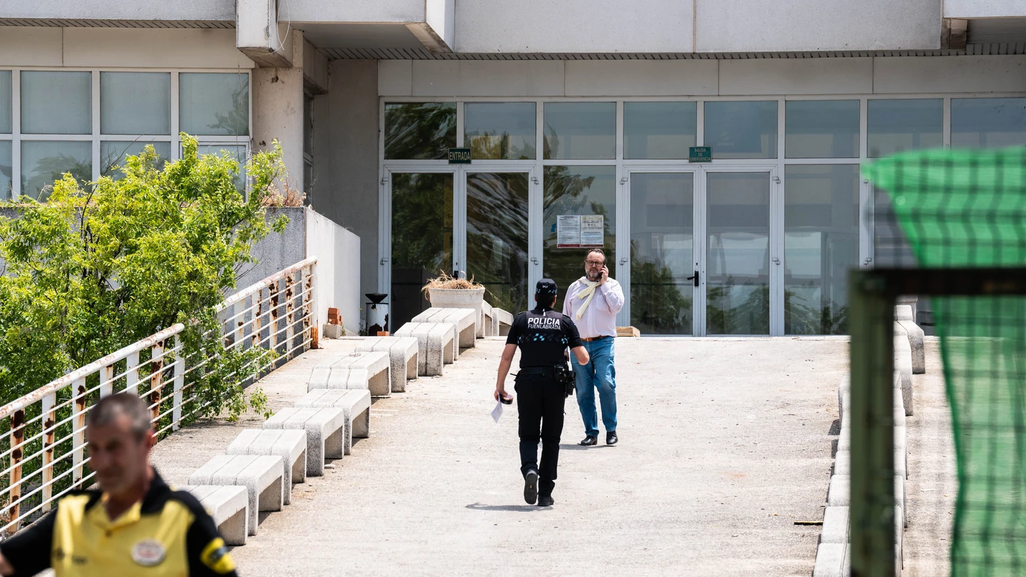 Un policía entra en las instalaciones donde se está llevando a cabo la obra en el polígono de La Cantueña Un policía entra en las instalaciones donde se está llevando a cabo la obra en el polígono de La Cantueña