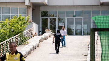 Un policía entra en las instalaciones donde se está llevando a cabo la obra en el polígono de La Cantueña