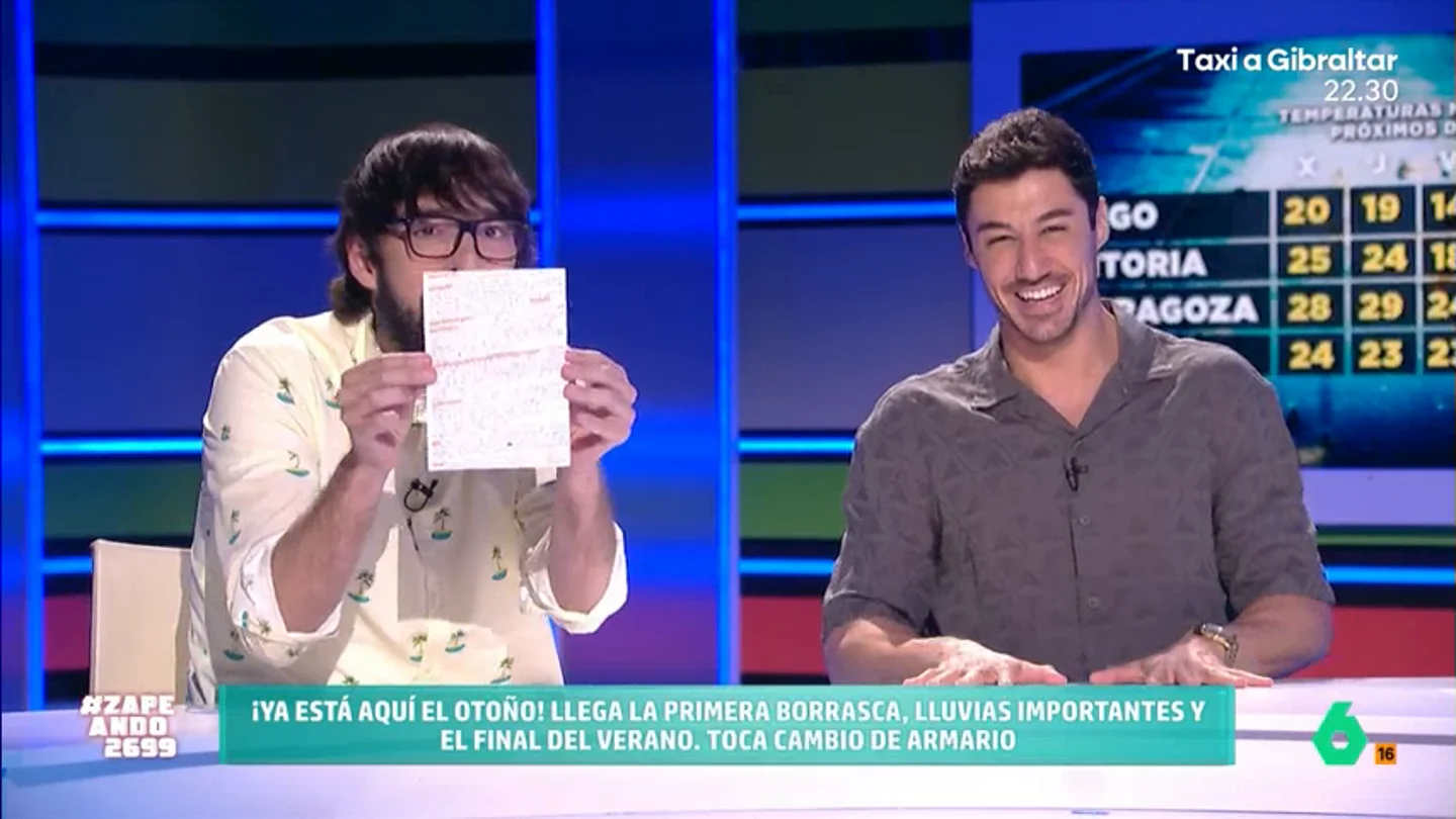 Quique Peinado alucina con el guion de Francisco Cacho: "Tú copiabas en todos los exámenes..." El meteorólogo de laSexta desvela cómo son sus notas para participar en el programa. Los zapeandores alucinan con su caligrafía. "Cómprate hojas milimetradas que se te va para arriba la línea", le recomienda Miki Nadal.