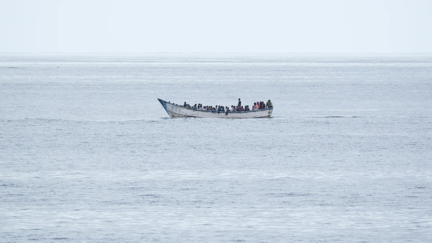 Foto de archivo de un cayuco con decenas de personas a bordo. Foto de archivo de un cayuco con decenas de personas a bordo.