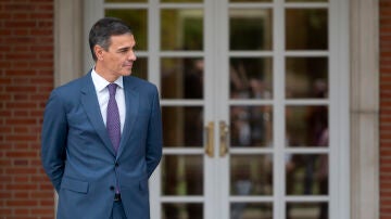 El presidente del Gobierno, Pedro Sánchez, en la entrada del Palacio de la Moncloa, el pasado viernes. 