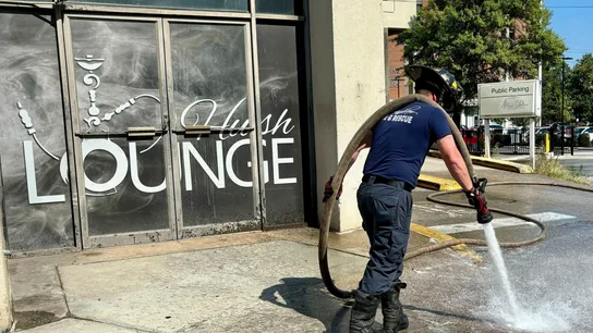Un bombero limpia manchas de sangre ante un local de ocio nocturno tras un tiroteo en Birmingham, Alabama (EEUU) Un bombero limpia manchas de sangre ante un local de ocio nocturno tras un tiroteo en Birmingham, Alabama (EEUU)