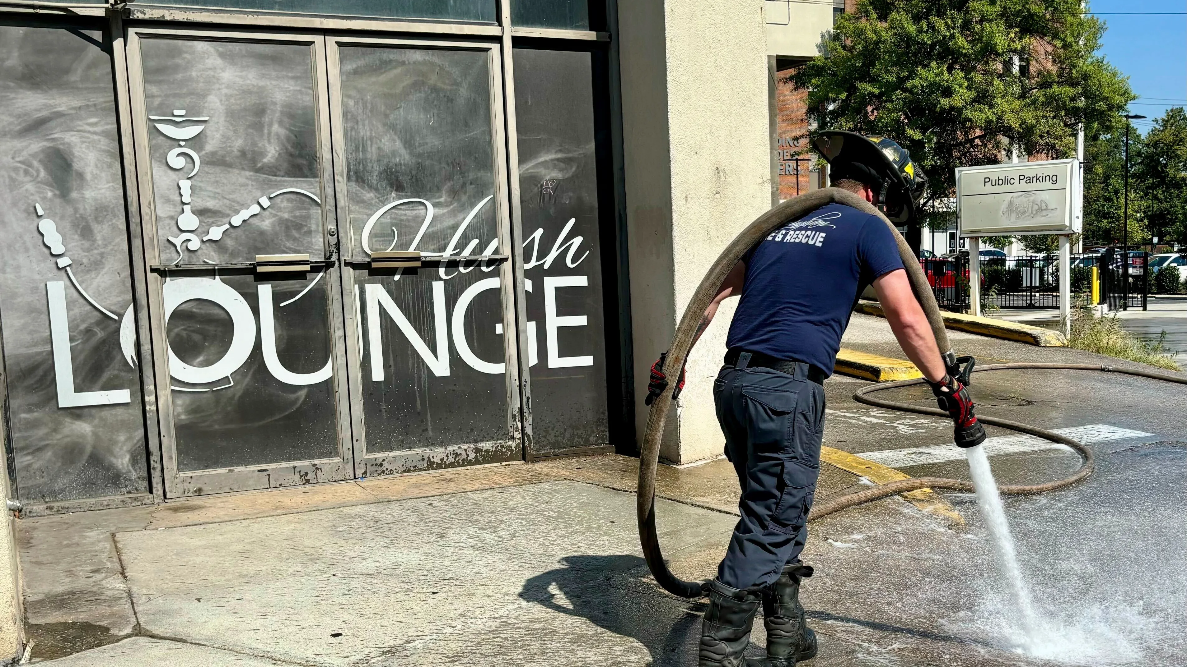 Un bombero limpia manchas de sangre ante un local de ocio nocturno tras un tiroteo en Birmingham, Alabama (EEUU)