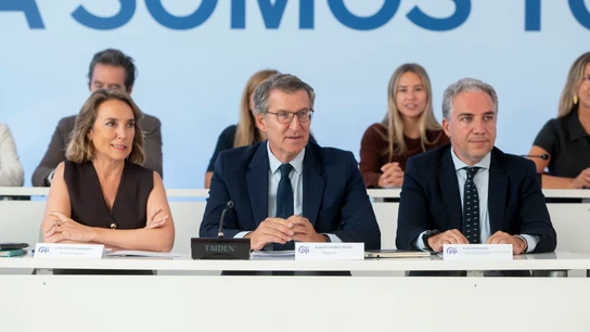 La secretaria general del Partido Popular, Cuca Gamarra; el presidente del PP, Alberto Núñez Feijóo; y el vicesecretario de Coordinación Autonómica y Local y Análisis Electoral del PP, Elías Bendodo, este lunes en el Comité Ejecutivo Nacional. La secretaria general del Partido Popular, Cuca Gamarra; el presidente del PP, Alberto Núñez Feijóo; y el vicesecretario de Coordinación Autonómica y Local y Análisis Electoral del PP, Elías Bendodo, este lunes en el Comité Ejecutivo Nacional.