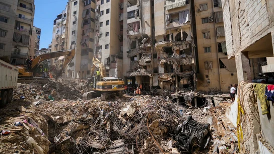 Escombros en el lugar del ataque israelí del viernes en los suburbios del sur de Beirut Escombros en el lugar del ataque israelí del viernes en los suburbios del sur de Beirut