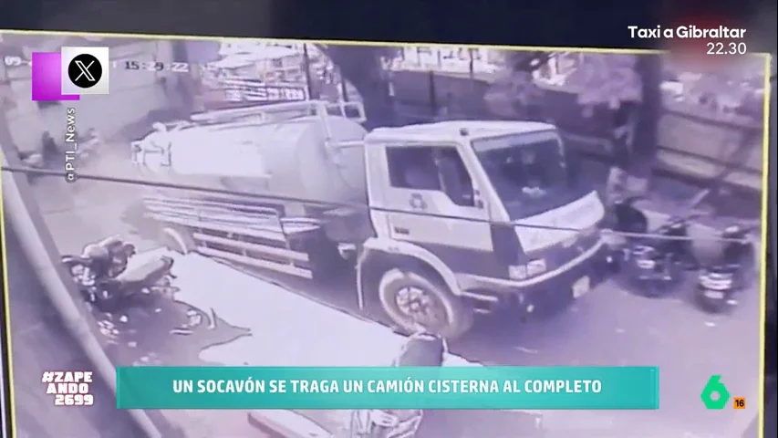 El conductor ve como a su vehículo se lo traga la tierra sin que él pueda hacer nada. Por suerte, logra salir ileso a pesar de que su camión termina completamente hundido en el suelo. 