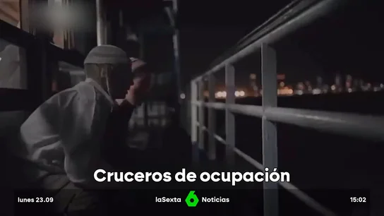 Unos niños israelíes avistan Gaza desde el crucero recreativo. Unos niños israelíes avistan Gaza desde el crucero recreativo.