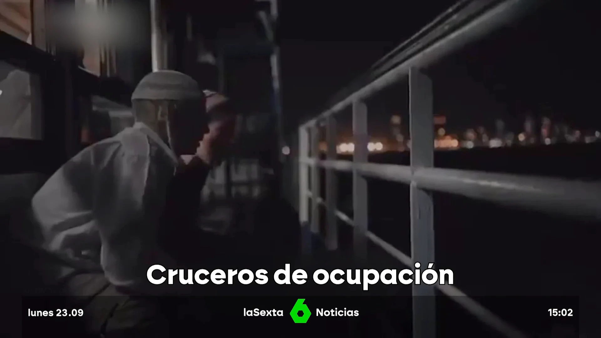 Unos niños israelíes avistan Gaza desde el crucero recreativo.