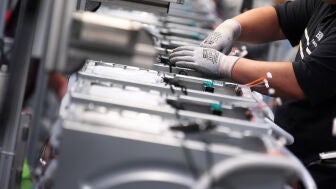 Trabajadores en manufacturas en una imagen de archivo.