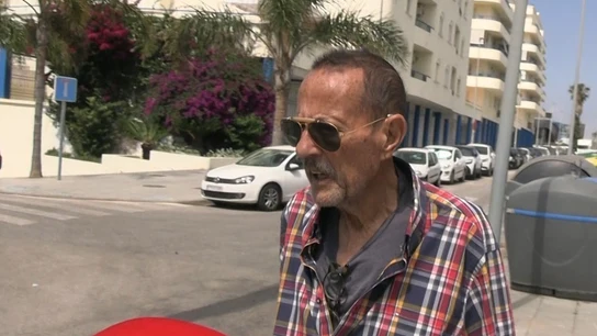 Empeora el estado de salud de Julián Muñoz. Julián Muñoz, visiblemente afectado por su enfermedad, responde ante el micrófono de Europa Press.