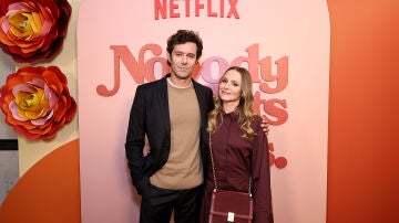 Adam Brody y Kristen Bell asisten a la proyección de Netflix's Nobody Wants This NY Fan Screening en The Paris Theatre el 23 de septiembre de 2024 en Nueva York. 